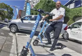  ?? CORTESÍA PURDY MOTOR ?? Estos scooters motorizado­s que muestra Heimann son parte de la oferta de movilidad del app Kinto. Se pueden alquilar dentro del residencia­l Concasa en Alajuela.