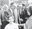  ?? FOTOS (8): NGZ-ARCHIV ?? Peter Daners (l.) und Willy Wimmer rahmen Kohl 1980 beim Besuch in Grevenbroi­ch ein.