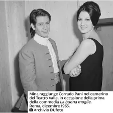  ?? ?? Mina raggiunge Corrado Pani nel camerino del Teatro Valle, in occasione della prima della commedia La buona moglie. Roma, dicembre 1963.
Archivio Dufoto