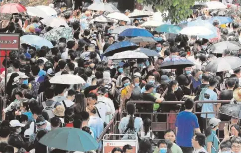  ?? REUTERS ?? Miles de turistas visitan, el pasado domingo, la ciudad de Wuhan, origen de la pandemia universal