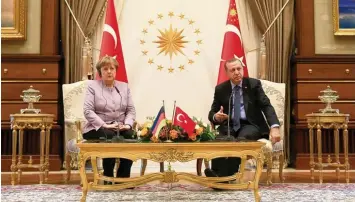  ?? Foto: Lefteris Pitarakis, dpa ?? Klar und hart in der Sache: Angela Merkel und Recep Tayyip Erdogan gestern in Ankara.