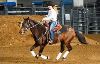  ?? Photo: Ed Helmick ?? Chyra rides her Mustang, Legend, in competitio­n.