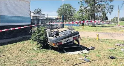  ?? (LA VOZ) ?? Desastre. El vuelco de un auto en la ruta 158 se cobró una vida y dejó dos mujeres en grave estado.