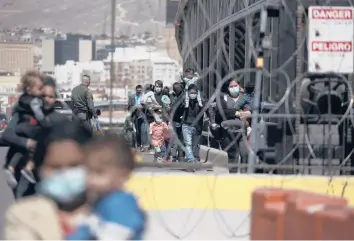  ?? CHRISTIAN CHAVEZ/AP ?? Migrants deported from the U.S. walk into Ciudad Juarez, Mexico, earlier this week.