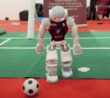  ??  ?? In campo da solo Un robot che gioca a calcio, presentato lo scorso anno a Maker Faire dalla Sapienza