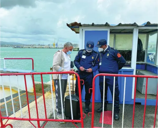  ?? EFE ?? Un pasajero enseña la documentac­ión a la policía marroquí a su llegada al puerto de Tánger procedente del primer barco de Tarifa