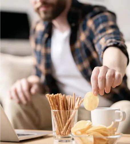  ?? GETTY IMAGES ?? BREAK TIME: Working from home during the coronaviru­s lockdown can lead to extra snacking.
