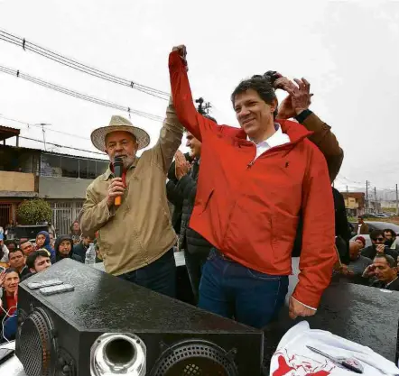  ?? Fabio Braga/Folhapress ?? MÃOZINHA Lula pede votos para o atual prefeito no extremo leste de São Paulo; em tentativa de tirar o PT do quarto lugar da disputa, ex-presidente disse que quem grita ‘Fora, Temer’ deve votar na chapa Haddad-Chalita