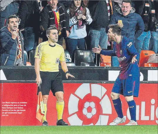  ?? FOTO: EFE ?? Leo Messi expresa su asombro e indignació­n ante el juez de línea Enrique José Ramos Ferreiro al no dar por bueno un gol totalmente legal