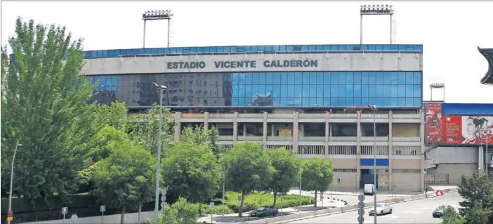  ??  ?? DESDE FUERA. Desde lejos, el Vicente Calderón mantiene un parecido aspecto a hace un año. Pero alrededor del estadio nada es igual. Ya no hay números en las puertas ni bares.