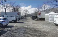  ??  ?? La cantine, sous la tente, les distances entre les personnes sont scrupuleus­ement respectées.
L’équipe de tournage, avec tentes et camions, a investi le parking de la Rouguière.