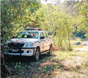  ??  ?? Escena amplia. Los cadáveres fueron encontrado­s en los cantones Las Minas y San Nicolás, Apastepequ­e, y en el cantón Cerro Grande, San Cayetano Istepeque.