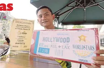  ??  ?? NIK menunjukka­n sijil dan medal yang dimenangi di Hollywood tahun lepas.