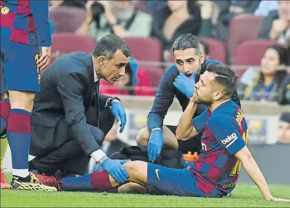  ?? FOTO: MANEL MONTILLA ?? Jordi Alba, atendido sobre el césped
Se lesionó en el adductor de la pierna derecha