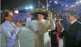  ??  ?? MÉXICO. El Papa junto a Enrique Peña Nieto y su esposa Angélica, en febrero de 2016. Lo apoyó en la disputa con Trump.