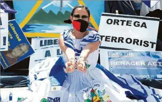  ??  ?? PROTESTA. La activista Carolina Sédiles, de la Coalición por la Libertad de Nicaragua, en la OEA.