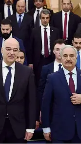 ??  ?? Ad Atene Il ministro greco Dendias (a sinistra) con Haftar