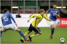  ?? Bild: MAX ROSSI/BILDBYRÅN ?? MÅÅLÖST I PAUS. Emil Forsberg och Sverige stod emot trycket från Italien i första halvleken på San Siro.