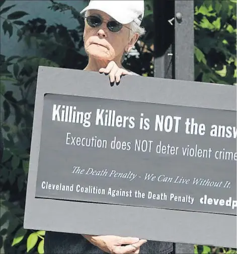  ??  ?? La hermana Anita, ursulina, manifestán­dose contra la pena de muerte en el 2008 en Cleveland
