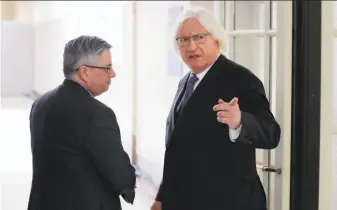  ?? Lucas Jackson / Associated Press ?? Tom Mesereau (right), lawyer for Bill Cosby, plans to call a witness who will testify that Cosby’s chief accuser had mused about setting up a “high-profile person” and filing a lawsuit.