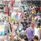  ??  ?? PEOPLE are seen shopping at the Divisoria market.