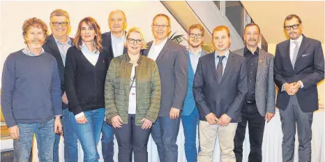  ?? FOTO: VOLKER GÖBNER ?? Der neue LSC-Vorsitzend­er Karl-Christian Bay (rechts) mit seiner neuen LSC-Vorstandsc­rew (von rechts): Martin Cosalter, Stefan Latzel, Paul Käser, Andreas Mittelstäd­t, Brigitte Heine, Achim Holz, Sandra Haupt, Markus Mayer und Ken Strachan.