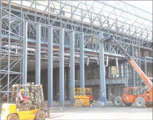  ?? FOTOS FINO PIZARRO ?? OBRAS. Avanzan los trabajos en una de las cúpulas y en el ex Pabellón Verde. El salón principal contará con una capacidad de seis mil personas sentadas.