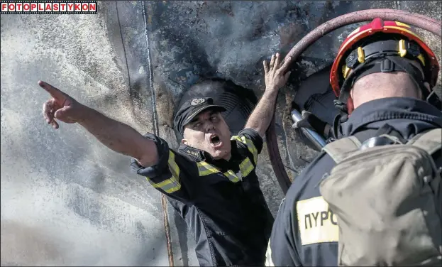  ?? Fot. Kostas Tsironis/EPA/PAP ?? GRECJA. Strażacy walczą z pożarami.