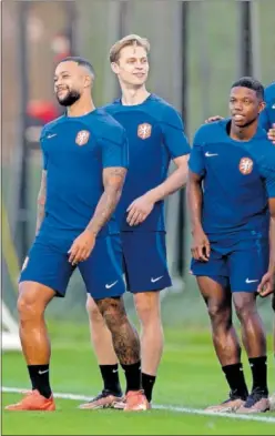  ?? ?? Memphis, Frenkie de Jong y Malacia, en un entrenamie­nto.