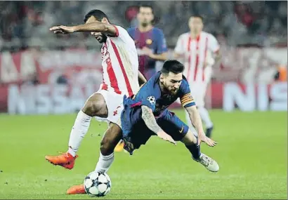  ?? PETROS GIANNAKOUR­IS / AP ?? Messi perd l’equilibri després d’una acció de Romao al partit d’Atenes