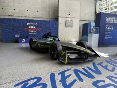  ?? (Photo Clélia Girardi) ?? Derrière le bolide exposé, un podium a été installé pour que les usagers de la gare puissent se prendre en photo.