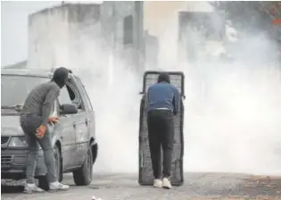  ?? // EFE ?? Dos palestinos lanzan piedras al Ejército de Israel en Nablus