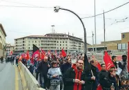  ??  ?? Un momento della protesta di ieri dei sindacati di base a Firenze