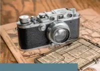  ??  ?? Avec sa petite taille et sa solidité à toute épreuve, le Leica est devenu l'appareil favori des photojourn­alistes . Ici, un Leica IIIa de 1938. Devant, le posographe inventé par Kaufmann, ancêtre de la cellule.