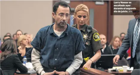  ?? /EFE ?? Larry Nassar es escoltado ayer durante el segundo día de juicio.