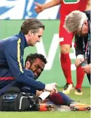  ?? CHRISTOPHE PETIT TESSON/EPA ?? GAGAL KE RUSIA: Dani Alves mendapat perawatan tim medis saat melawan Les Herbiers (10/5).