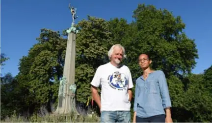  ?? FOTO JAN VAN DER PERRE ?? Jan Poppe en Nadia Nsayi bij de Congozuil in het Stadspark.