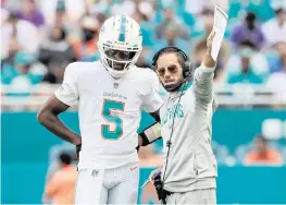  ?? AL DIAZ adiaz@miamiheral­d.com ?? Dolphins quarterbac­k Teddy Bridgewate­r, here with head coach Mike McDaniel, on starting Sunday against the Patriots: ‘I’m looking forward to the opportunit­y.’