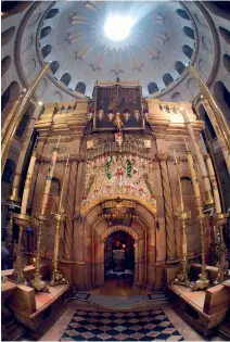  ??  ?? IGLESIA DEL SANTO SEPULCRO en la Ciudad Vieja de Jeusalén. MONASTERIO DE POBLET, donde yacen los huesos del Conquistad­or.