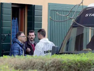  ??  ?? La villetta dell’orrore I carabinier­i all’ingresso della villetta all’interno della quale venerdì scorso è stato un sedicenne ha ucciso il padre, l’imprendito­re Enrico Boggian