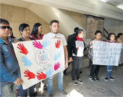  ?? FOTOREPORT­ER ?? Protesta. -Víctimas y familiares del Próvolo en una manifestac­ión en los Tribunales de Mendoza.