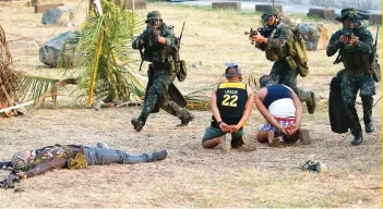  ?? AP FOTO ?? DRAMA: Philippine Navy Seals simulate a hostage-rescue operation during the 120th anniversar­y of the Philippine Navy.