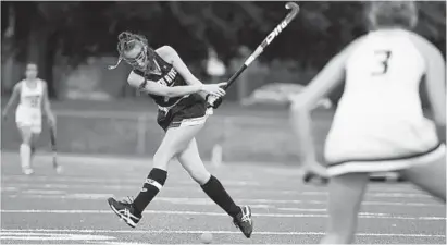  ?? BRIAN KRISTA/BALTIMORE SUN MEDIA GROUP ?? South River’s Morgan Lee sends a pass to a teammate during the Seahawks’ victory over Severna Park on Tuesday evening.