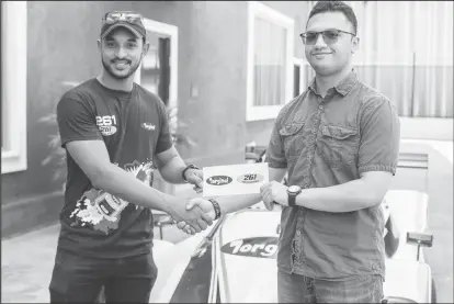  ?? ?? Kristian Jeffrey (left) receives the sponsorshi­p cheque from Sachin Puri from Continenta­l Group of Companies, the manufactur­ers of Torginol Paints.