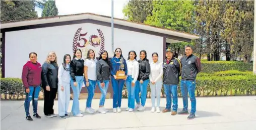  ?? ÓSCAR MORALES ?? Alumnas triunfador­as con la directora e instructor