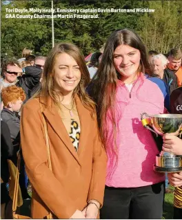  ??  ?? Tori Doyle, Molly Healy, Enniskery captain Gavin Barton and Wicklow GAA County Chairman Martin Fitzgerald.