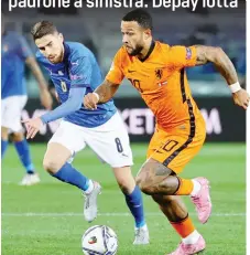  ?? ANSA ?? Memphis Depay inseguito da Jorginho