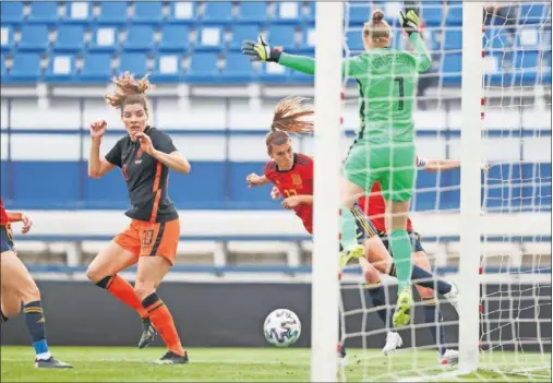  ??  ?? Patri Guijarro anotó de cabeza el único tanto del partido con el que España derrotó a Holanda en Marbella.