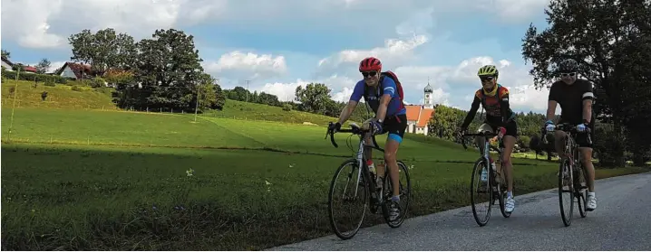  ?? Foto: Peter Bauer ?? Am flachen Ostrand der Stauden ist Radeln ein entspannte­r Genuss. Im Hintergrun­d die Kirche von Kirchsiebn­ach. Die GPS-Daten zur Tour gibt es unter www.mittelschw­aebische-nachrichte­n.de