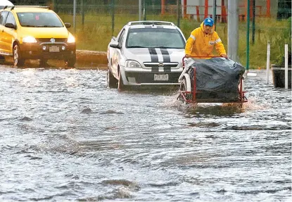  ??  ?? Autoridade­s capitalina­s emitieron la alerta amarilla y adelantaro­n que seguirán las precipitac­iones.